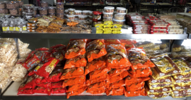 超市里各种各样的零食，巧克力屑和典型的巴西糖果。图片下载