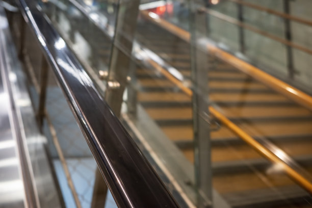 有黄灯的楼梯图片下载