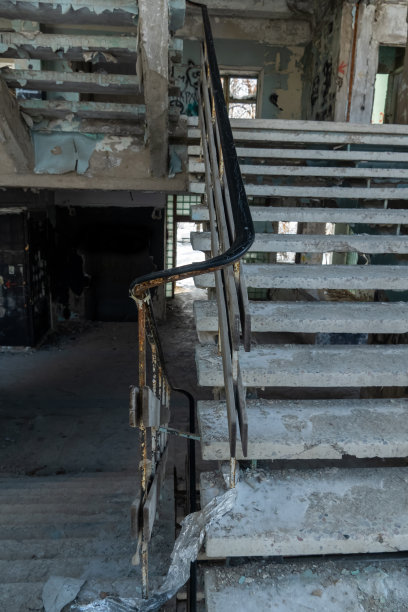 旧的废弃的建筑。废弃房子的旧楼梯。房间内部图片下载