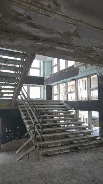 旧的废弃的建筑。废弃房子的旧楼梯。房间内部图片下载