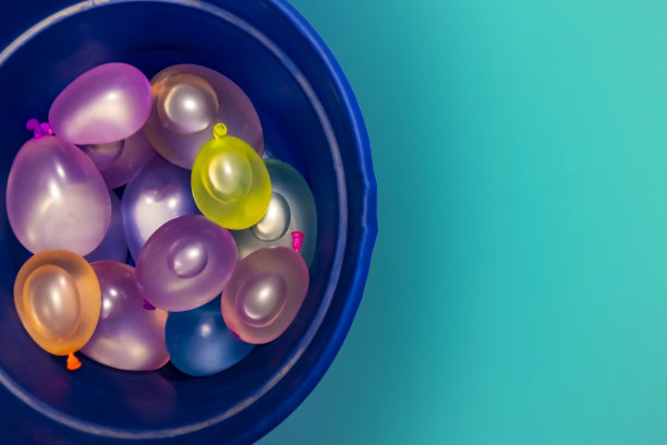 装满乐趣的水桶:等待游戏的水球图片下载