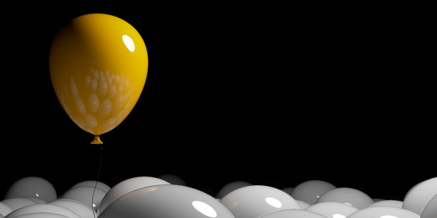 黄色的气球飞舞着，映衬着人群图片下载