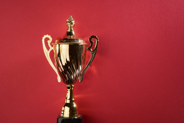 红色背景下的金色奖杯图片下载
