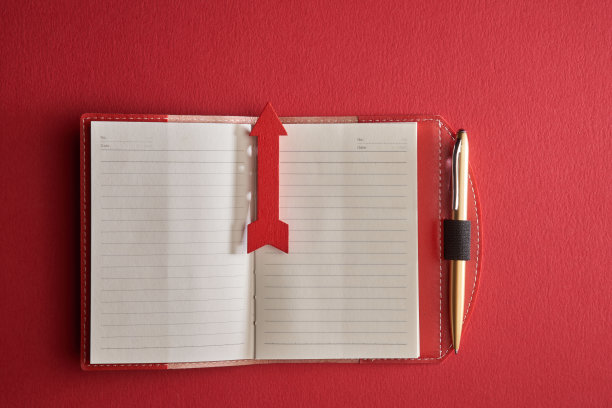 空白笔记本，红色背景，金色钢笔图片下载