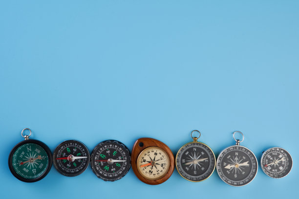 一组蓝色背景的指南针图片下载