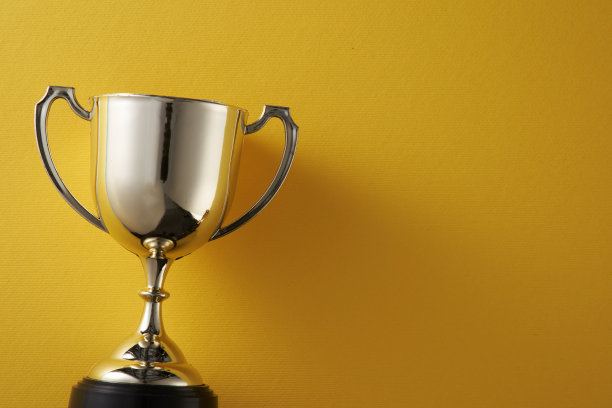 黄色背景下的金色奖杯图片下载