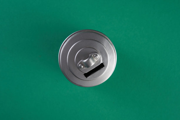 绿色背景上的迷你银色垃圾桶图片下载