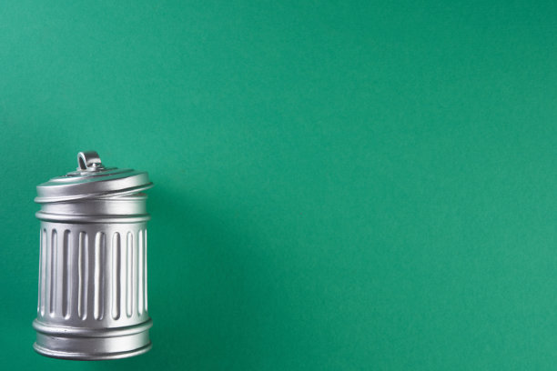 绿色背景上的迷你银色垃圾桶图片下载