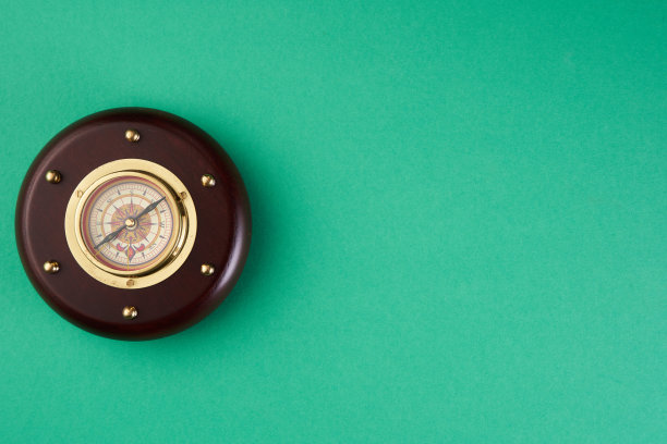 指南针在蓝色背景，正上方图片下载