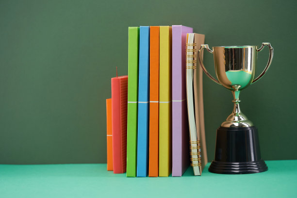 一排排的书和金色的奖杯图片下载