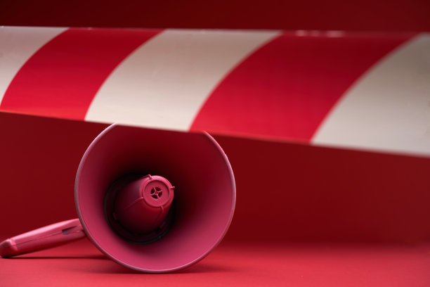 红色背景下的路障式和扩音器图片下载