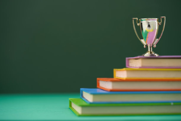 书架上放着迷你金杯图片下载