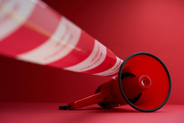 红色背景下的路障式和扩音器图片下载