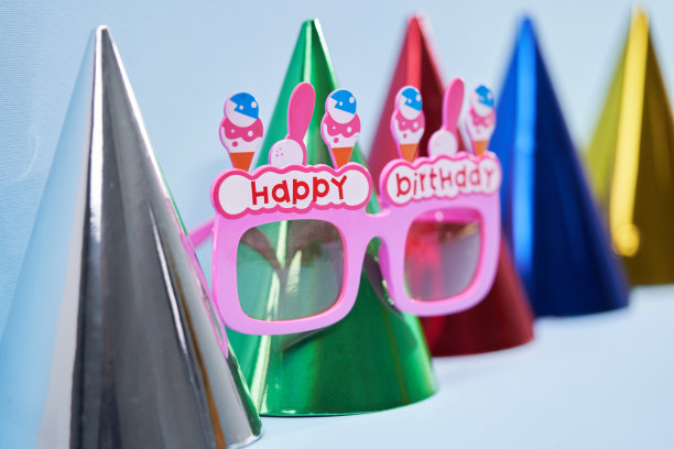 蓝色背景上的多色派对帽和眼镜图片下载