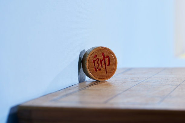 蓝色背景下的中国象棋图片下载
