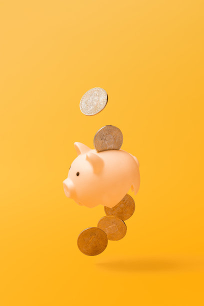 破碎的存钱罐和掉落的硬币。黄色单色静物概念图片下载