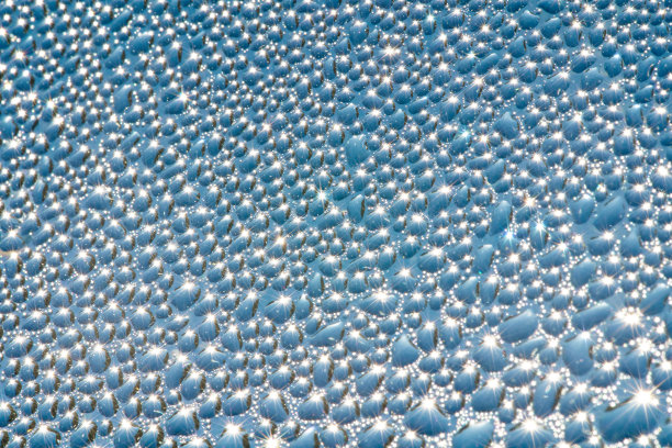 玻璃板上有很多水滴图片下载