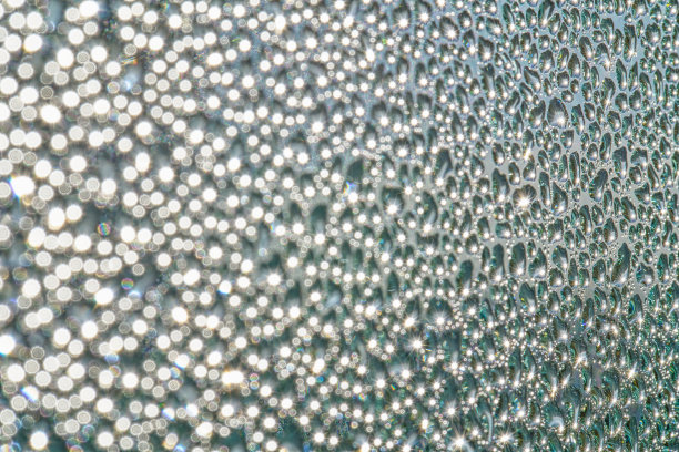 玻璃板上有很多水滴图片下载