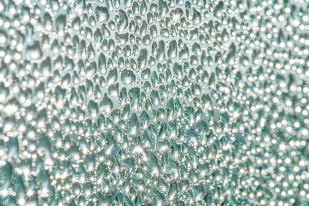 玻璃板上有很多水滴图片下载