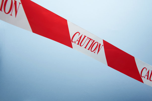 蓝色背景上的路障胶带图片下载