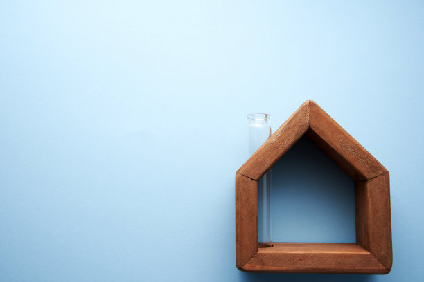 蓝色背景上的模型房子图片下载