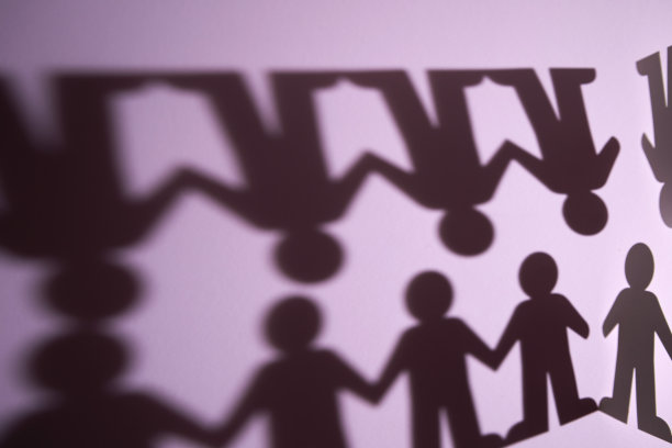 人链纸与光和阴影在粉红色的背景图片下载