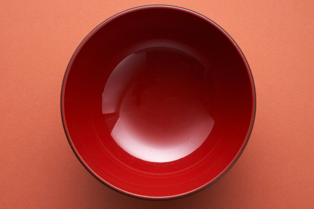 红色背景上的红色空碗图片下载