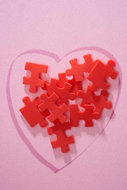 粉红色背景上的红色拼图图片下载