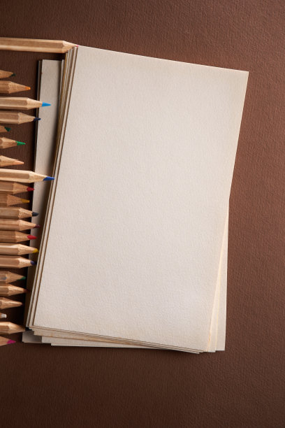 棕色背景的彩色铅笔素描本图片下载