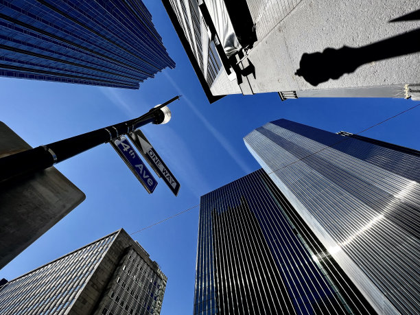 仰望摩天大楼图片下载