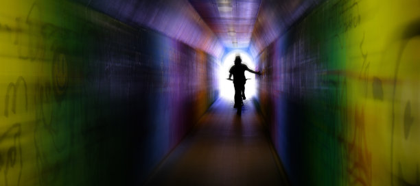 骑自行车自行车在隧道涂鸦内城缩放效果运动图片下载