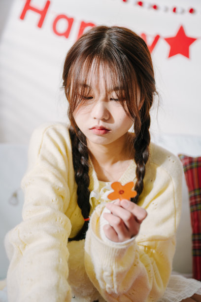 快乐的亚洲年轻女性周末躺在沙发上休息图片下载