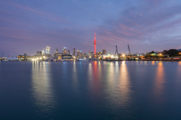 金融区夜晚灯火通明。图片下载