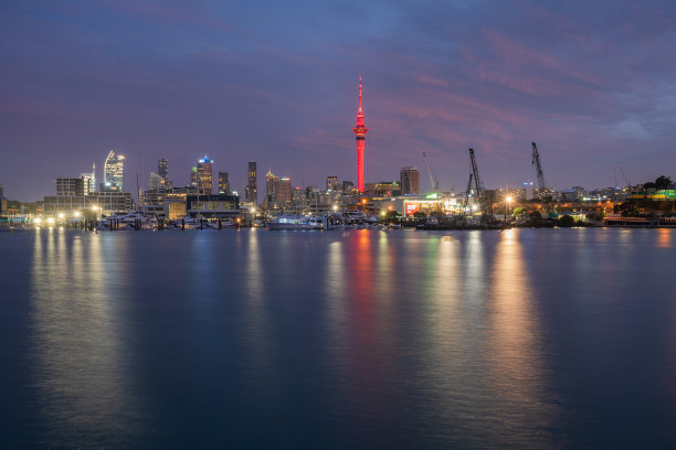 奥克兰充满活力和丰富多彩的夜晚天际线。图片下载