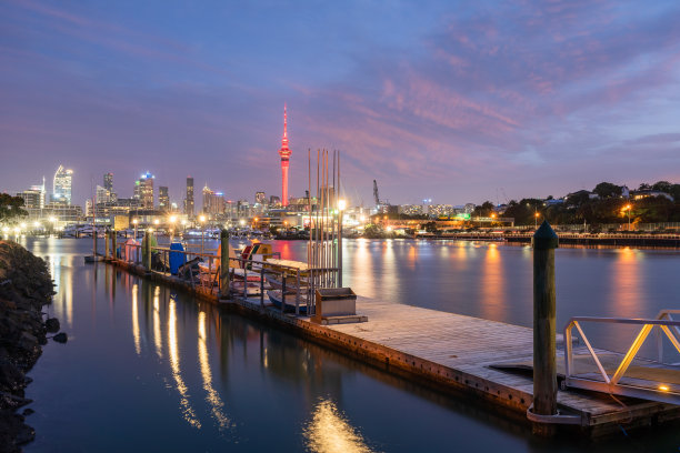 夜晚奥克兰的天际线与日落后的河流。图片下载