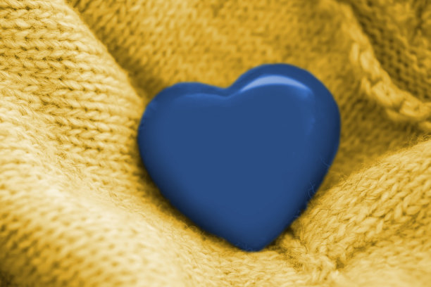黄色背景上的蓝色心形图片下载