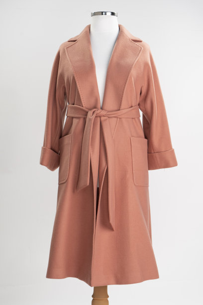 开士米女大衣孤立在白色上。砖色羊毛夹克衫，带皮带。图片下载