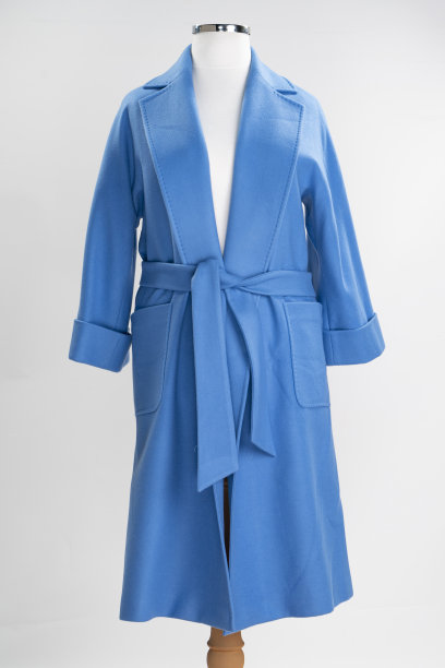 开士米女大衣孤立在白色上。蓝色羊毛夹克衫带皮带。图片下载