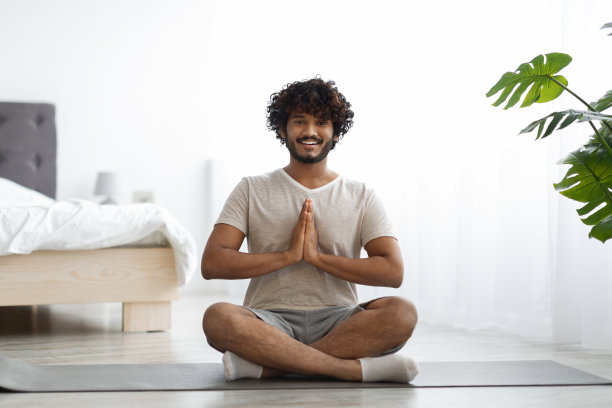 快乐的体育印度人在家冥想图片下载