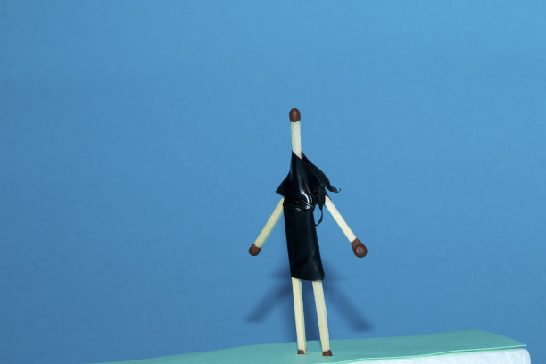 木制火柴做成的时装模特图片下载