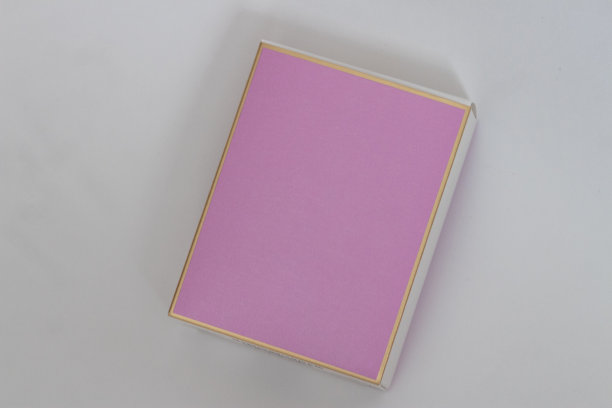 一个粉红色的盒子里的香水瓶在一个白色的孤立的背景上图片下载