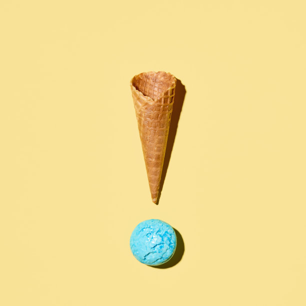 以黄色为背景的冰淇淋球。最小的夏季食物概念。图片下载