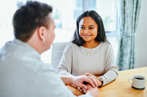 一对情侣手牵着手在外面亲热的照片图片下载