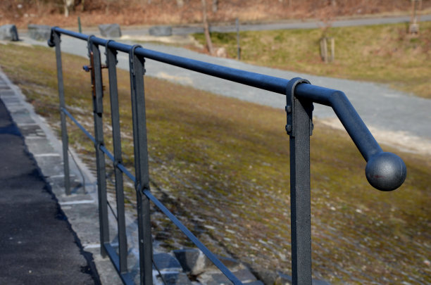 从大坝或池塘的底部排水。水闸通过金属栏杆决定桥下的排水量。沥青路面图片下载