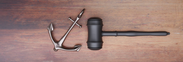 海洋法，海事管制的概念。海军船锚和法官木槌。三维渲染图片下载