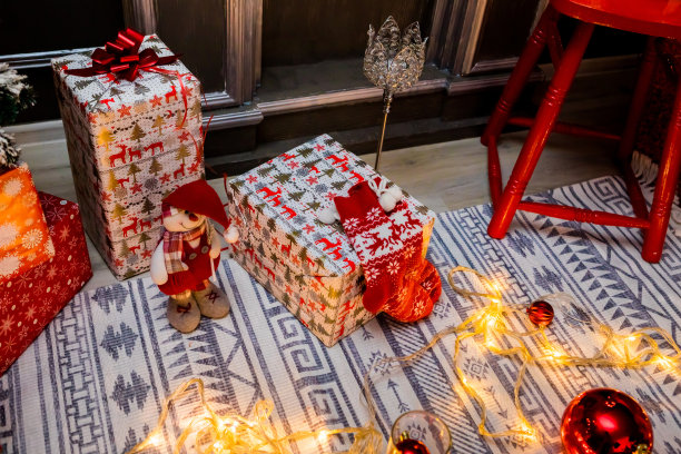 圣诞和新年照相馆，盒子，礼物，花环，灰墙，球(7)。图片下载