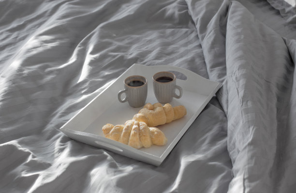 在床上吃两个羊角面包，喝两杯咖啡图片下载