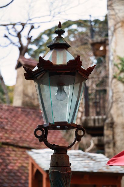时尚的街灯在复古的城镇景观图片下载