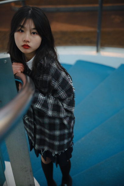 孤独的亚洲女孩在夜晚的桥上图片下载