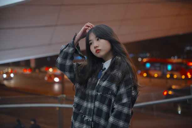 孤独的亚洲女孩在夜晚的桥上图片下载